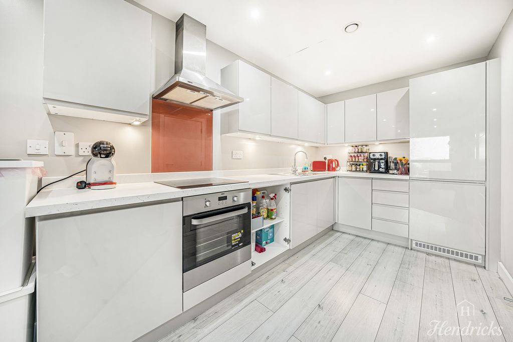 Property photo 2 of 28