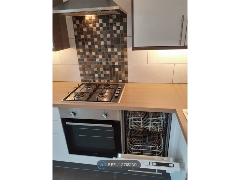 Property photo 2 of 15 Oven, Hob & Dishwasher