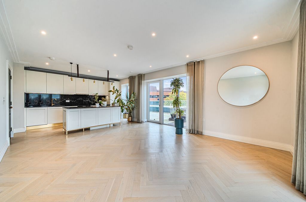 Property photo 2 of 18 1371703-8-68Fa520...