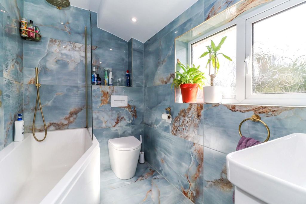 Property photo 3 of 16 Re-Fitted Bathroom