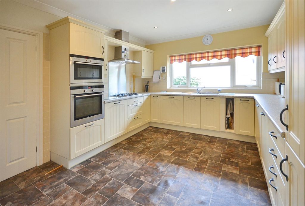 Property photo 3 of 12 Kitchen