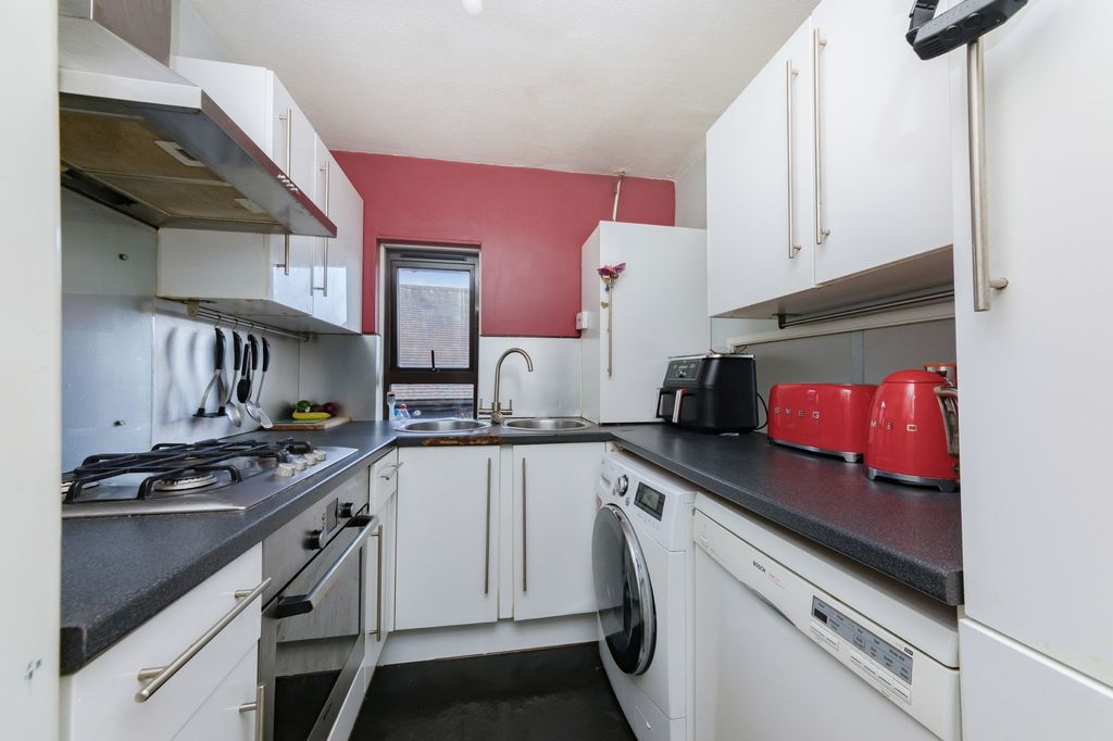 Property photo 2 of 8