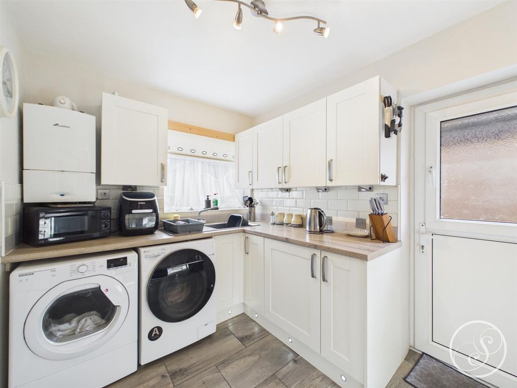 Property photo 3 of 16 Kitchen