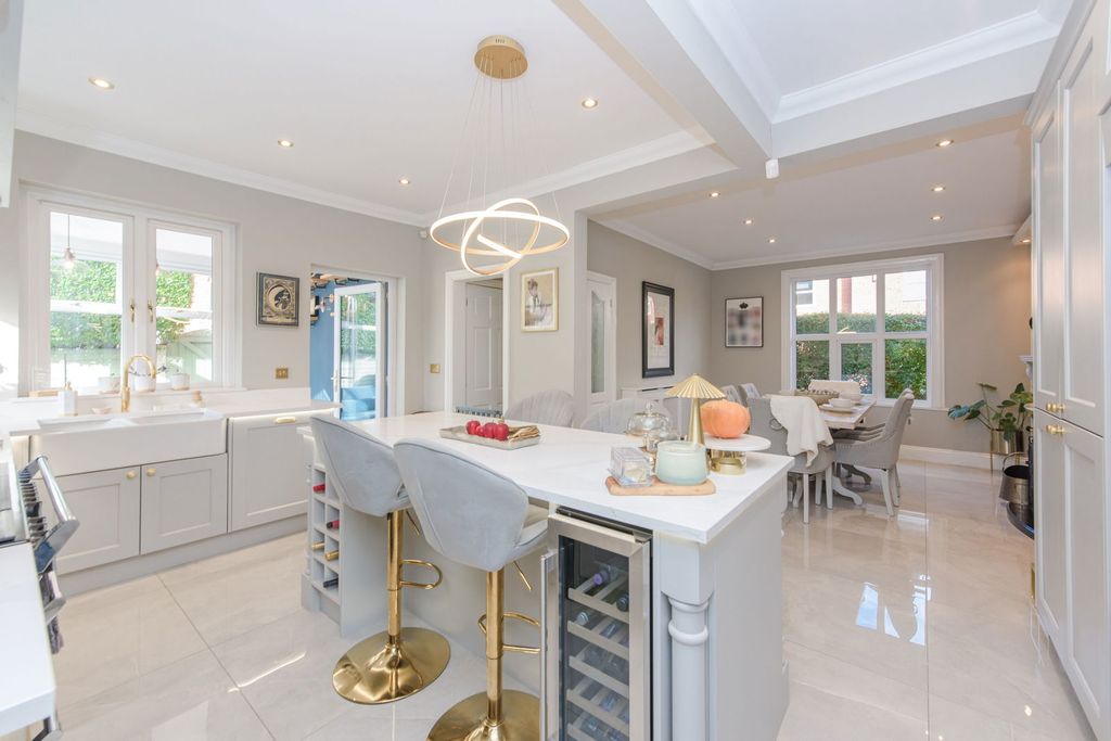 Property photo 2 of 30