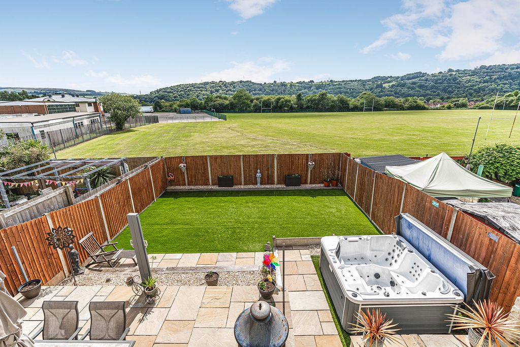 Property photo 2 of 32
