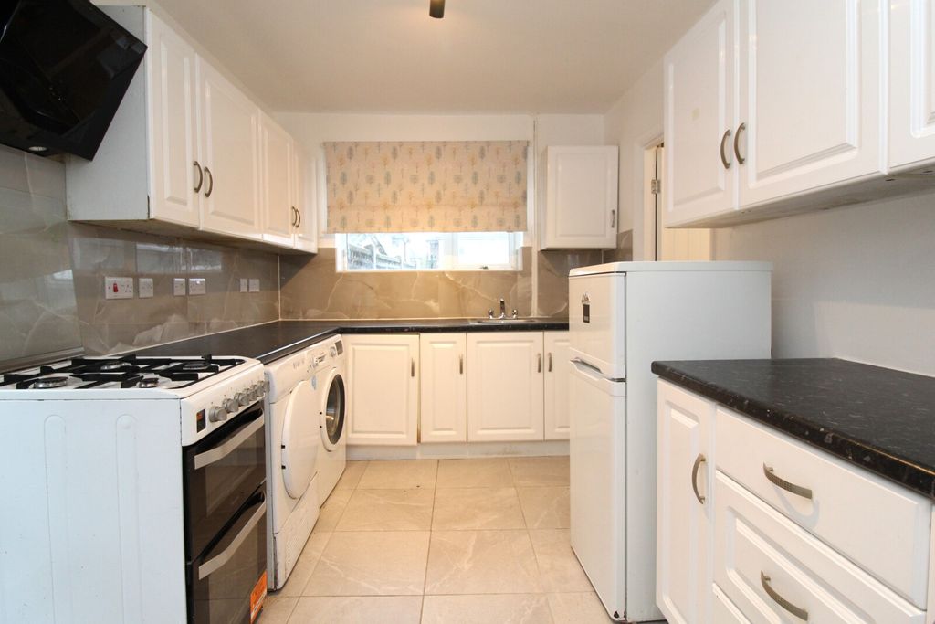 Property photo 1 of 11 Kitchen