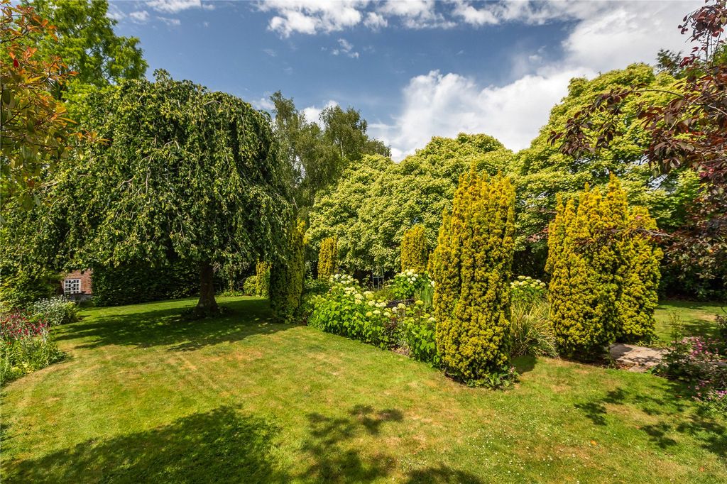 Property photo 3 of 23 Gardens
