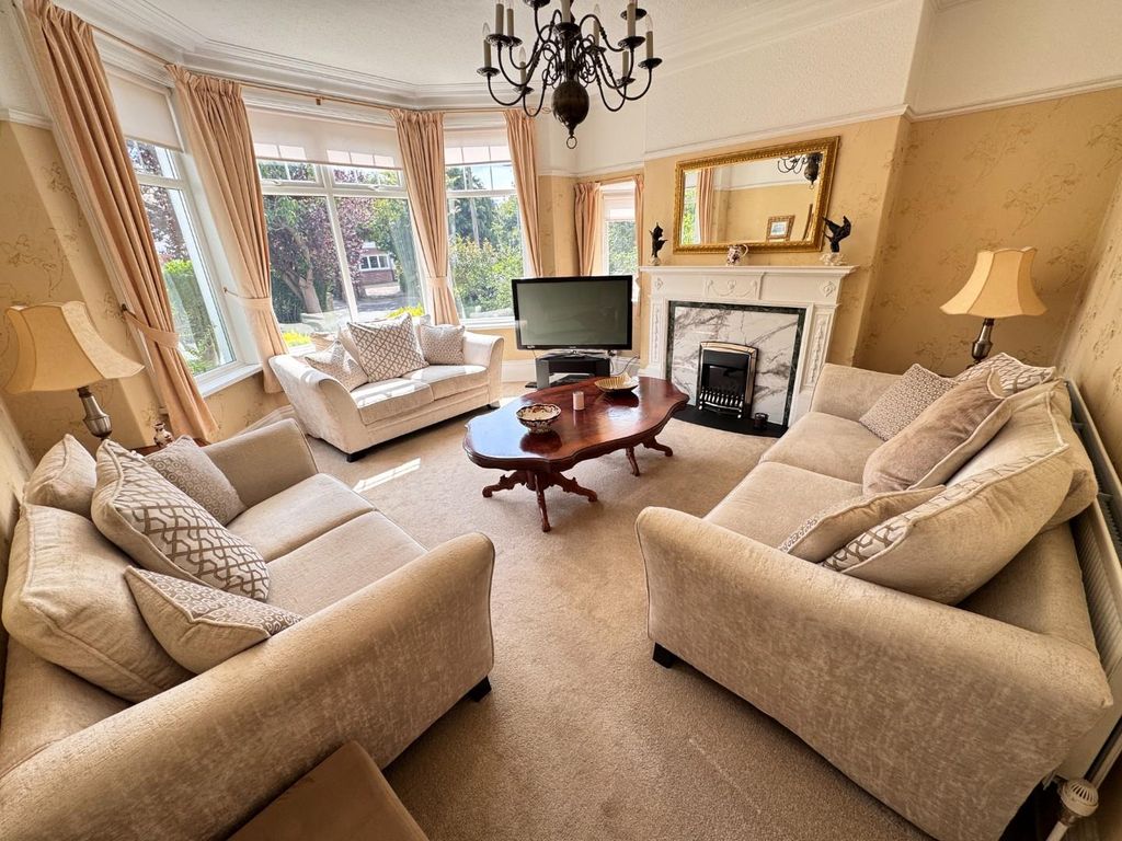 Property photo 3 of 47 Lounge