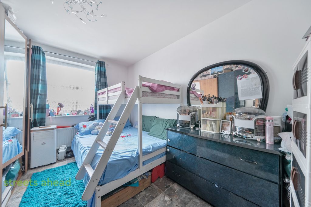 Property photo 3 of 17 42F19d86-5F35-413...