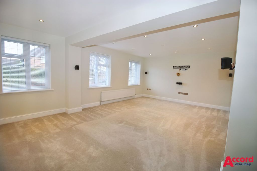 Property photo 2 of 17 Lounge