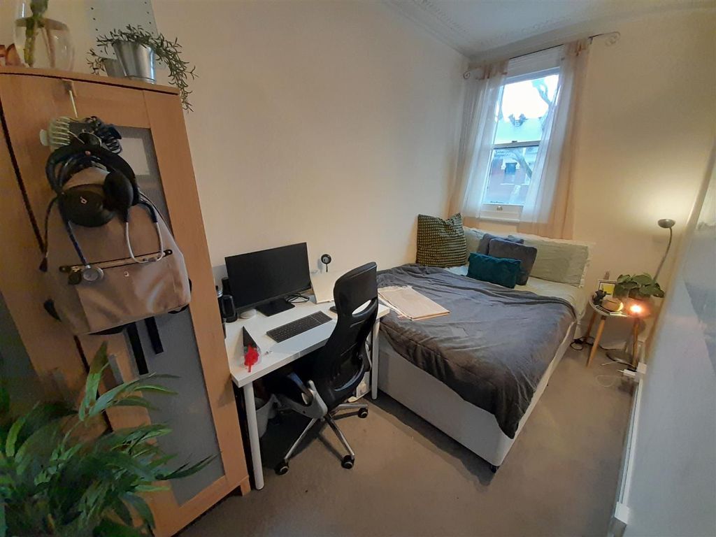 Property photo 3 of 5 3. Bedroom 1.Jpg