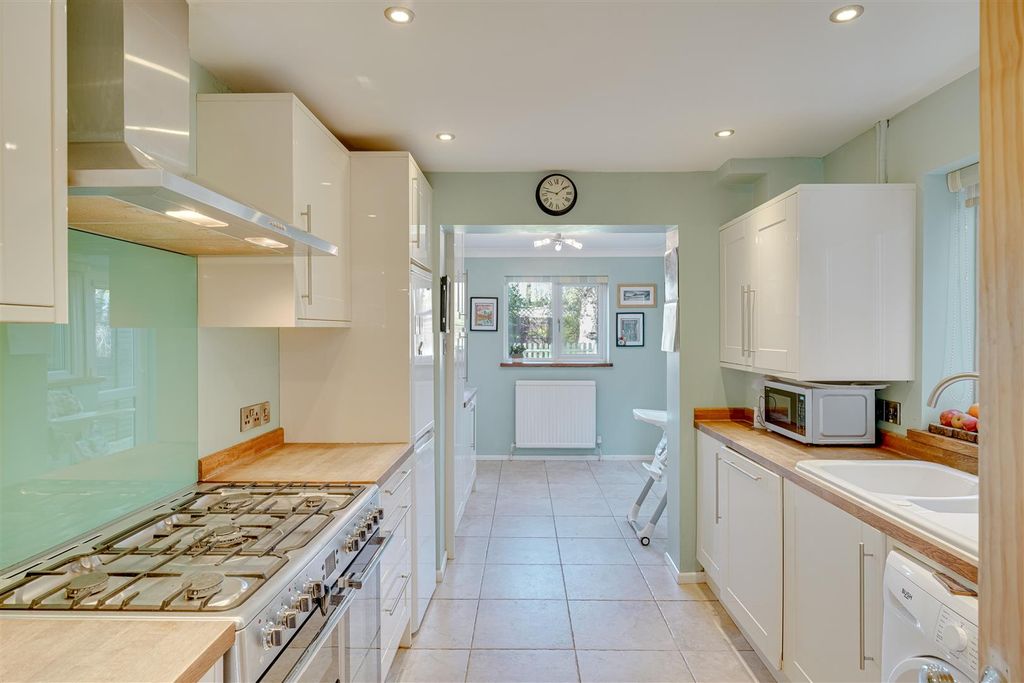 Property photo 2 of 21 Heath House, Centre Drive, Newmarket--12.Jpg