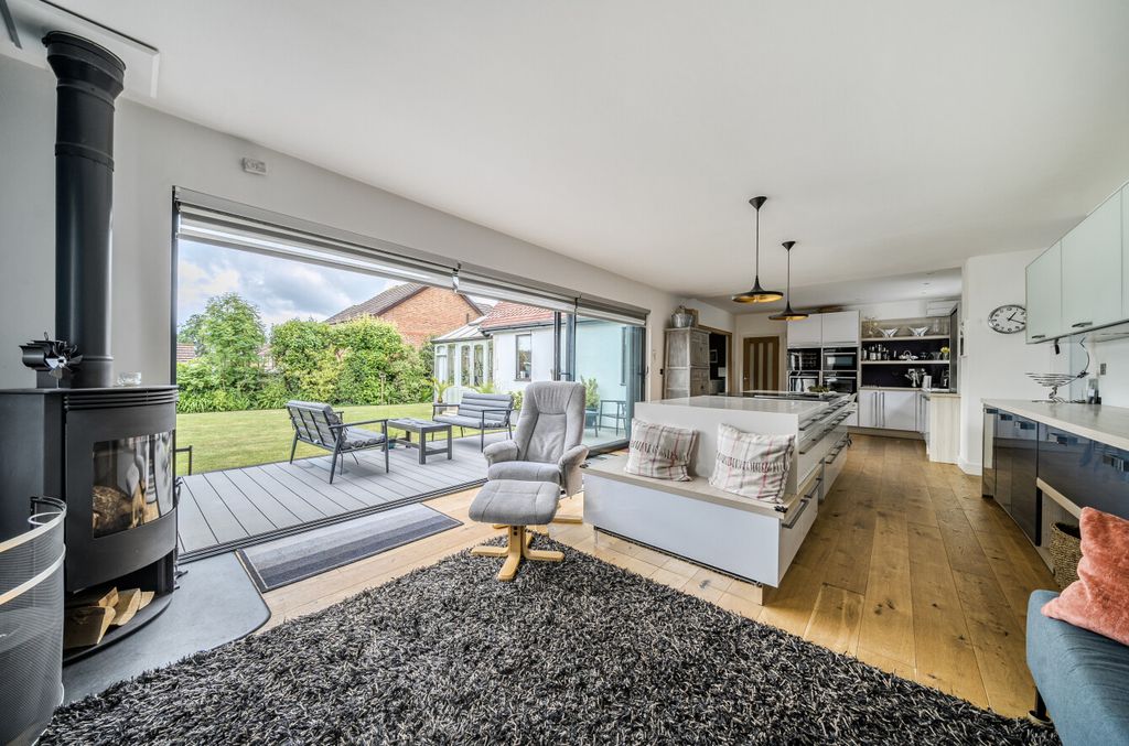 Property photo 3 of 21 Kitchen