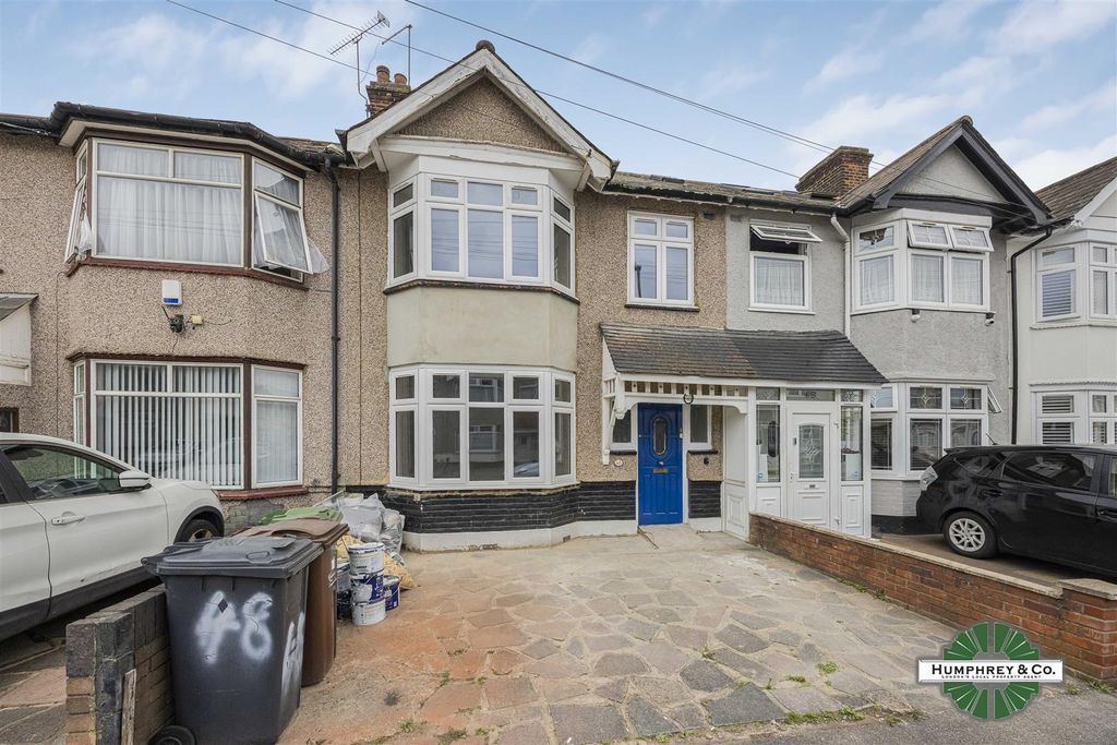 Property photo 1 of 14 48 Wadeville Avenue Romford -014.Jpg
