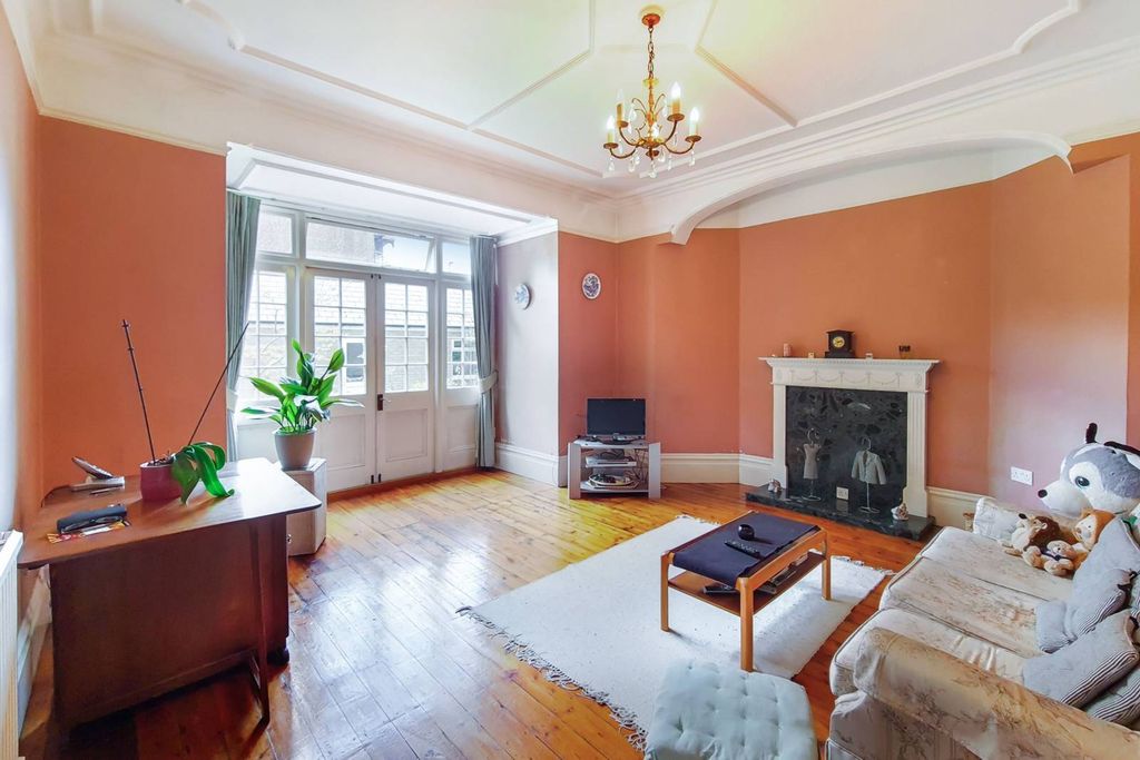 6 bed end terrace house for sale