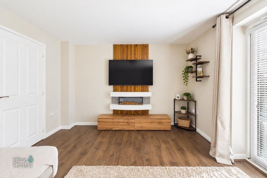 Property photo 3 of 19 Woodhouse Court