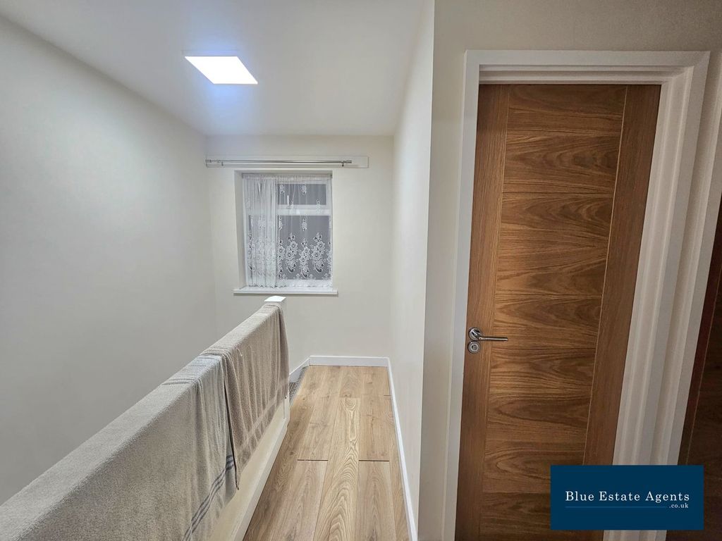 Property photo 3 of 9 Landing