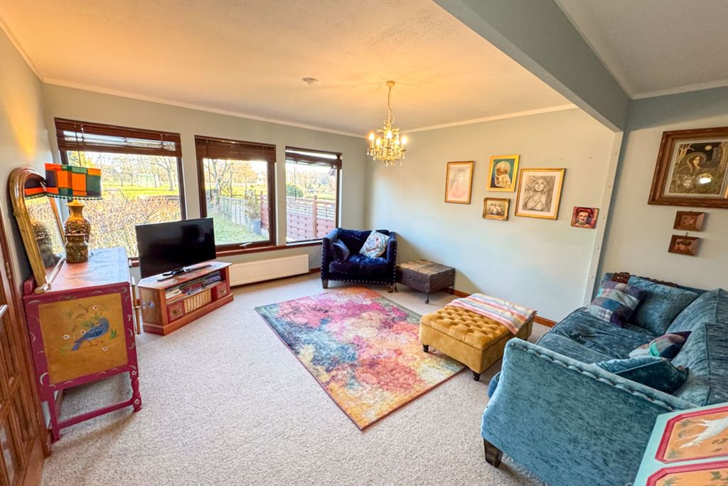 Property photo 2 of 16 Lounge