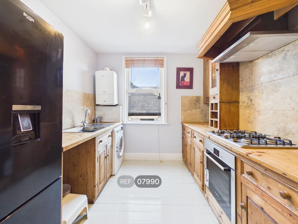 Property photo 2 of 11 Kitchen