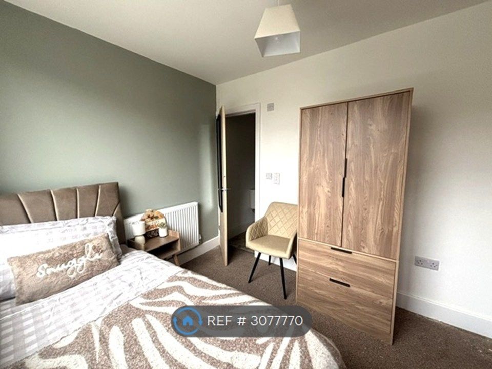 Property photo 3 of 8 Room 3 With Ensuite