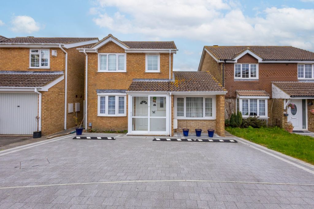 Property photo 1 of 18 Cromwell Park Place