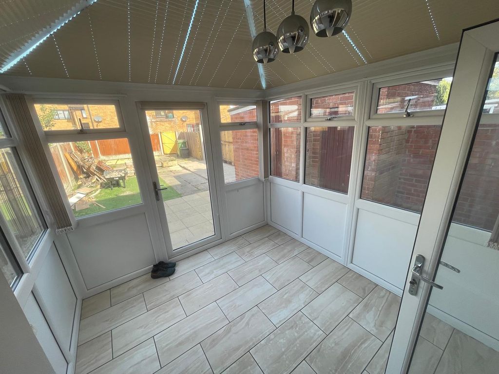 Property photo 3 of 11 Conservatory .Jpeg