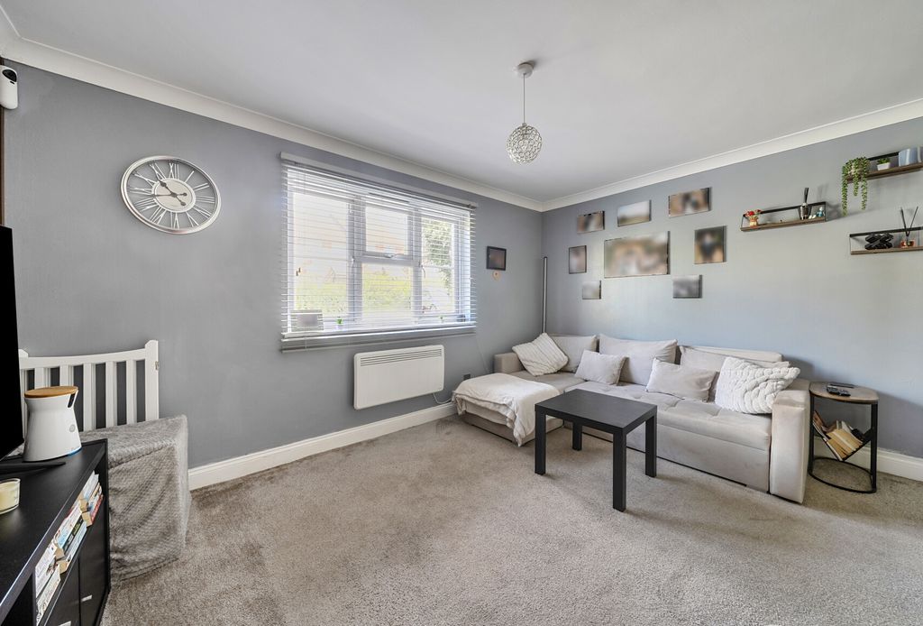 Property photo 3 of 8 1442734-9-69E5Fb1...