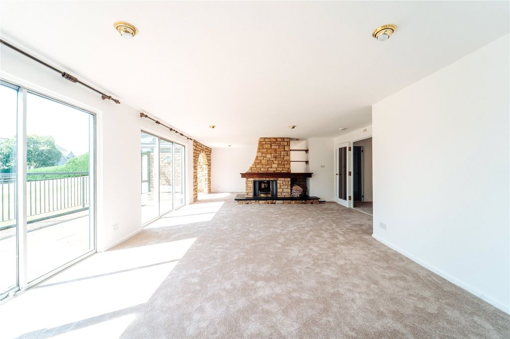 Property photo 2 of 36 Deeview Road South