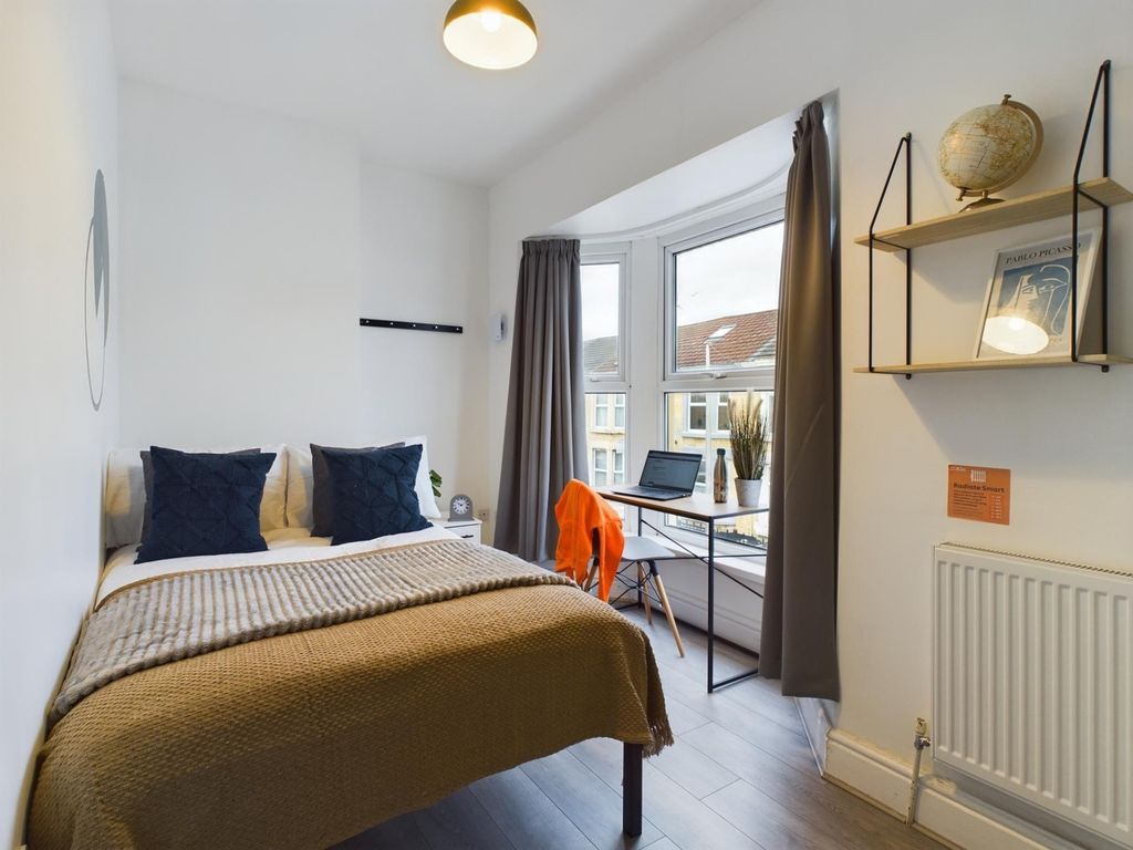 Property photo 3 of 12 A Bright And Inviting Double Bedroom With Ample Na...