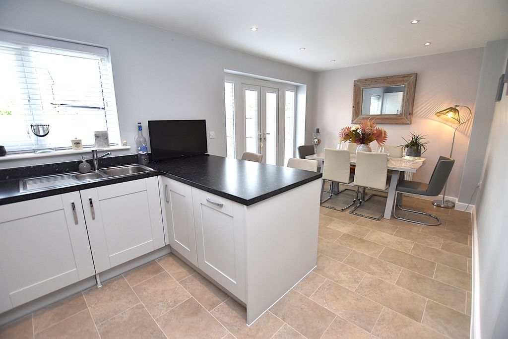 Property photo 3 of 30 Dining Kitchen
