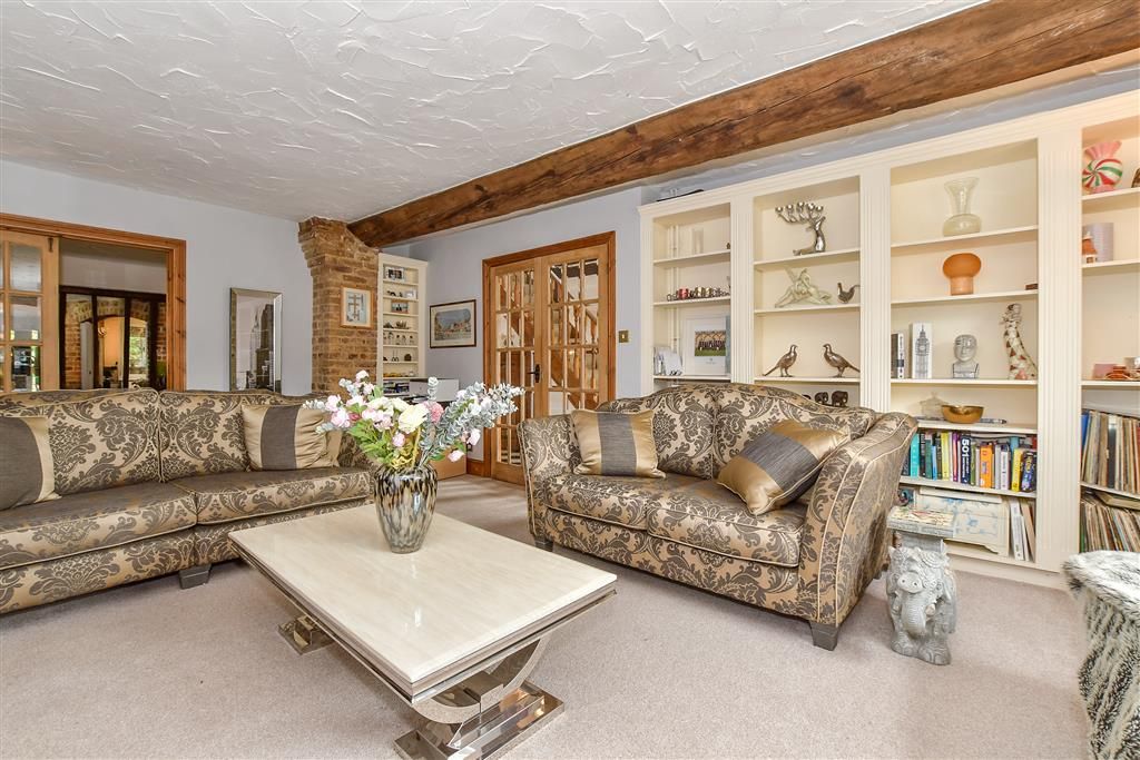 Property photo 3 of 18 Lounge