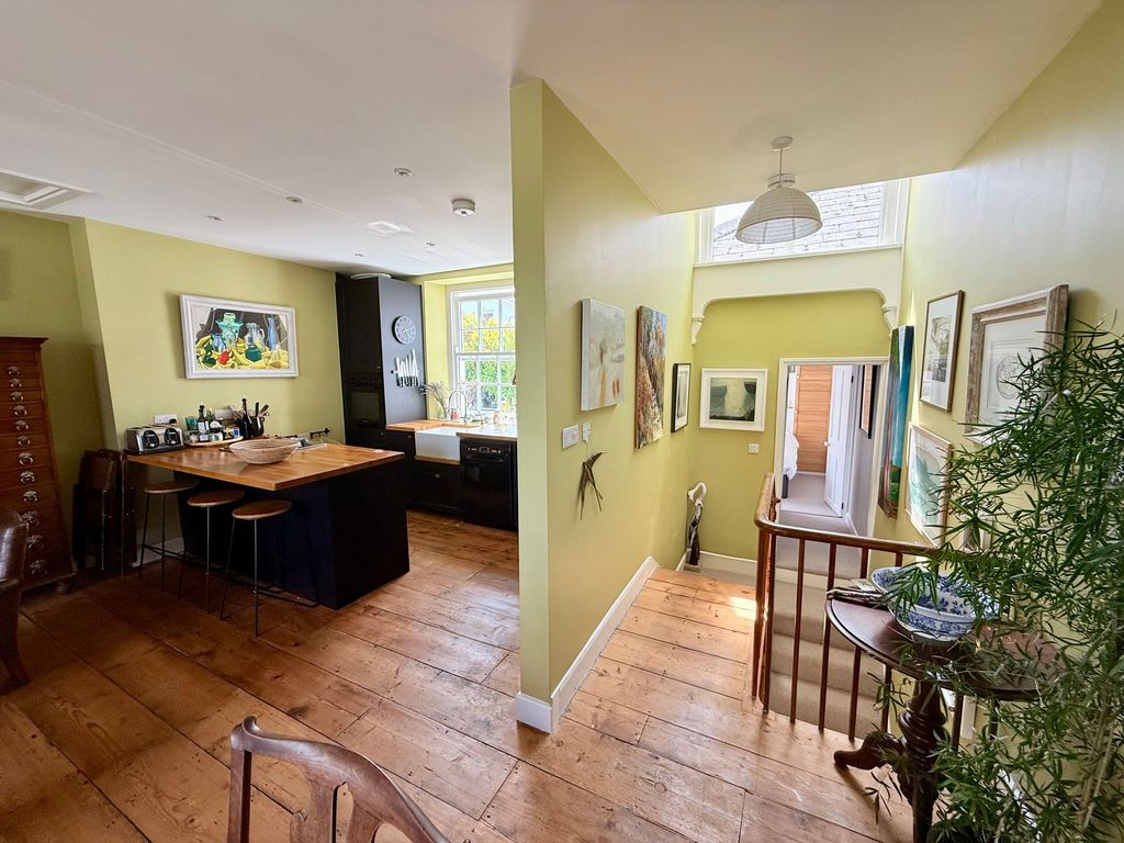 Property photo 3 of 49