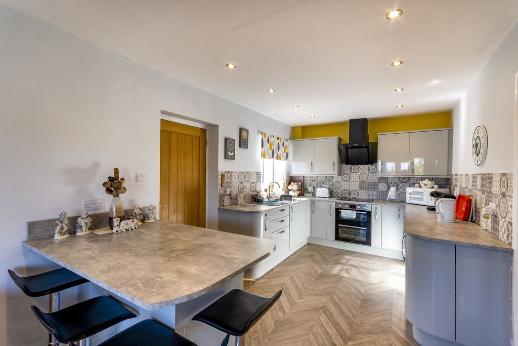 Property photo 1 of 18 Ewemove Estate Agents Scunthorpe Kitchen