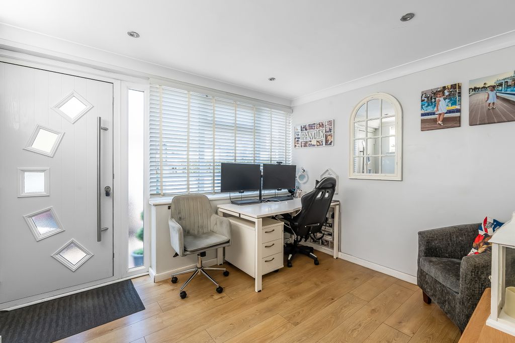 Property photo 3 of 35 182A-Farleigh-Road-12