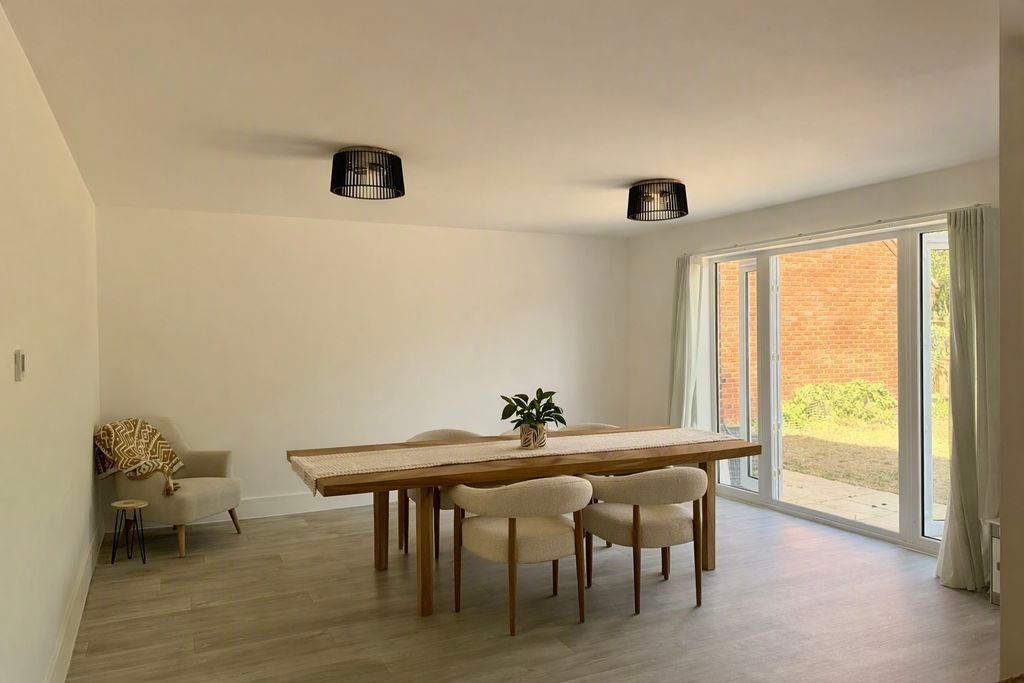 Property photo 3 of 11 Dining Area