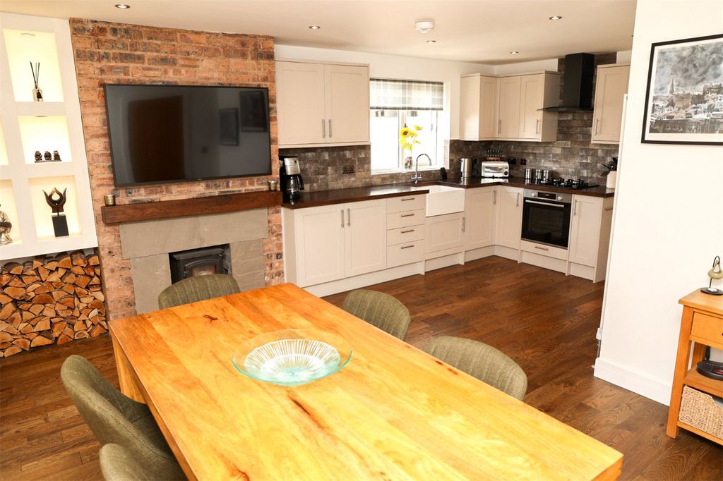 Property photo 2 of 41 Kitchen / Diner