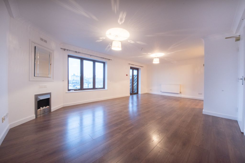 2 bed flat to rentY Lanfa, Trefechan, Aberystwyth SY23 photo 4