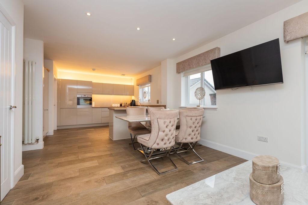 Property photo 2 of 30 Dining Kitchen