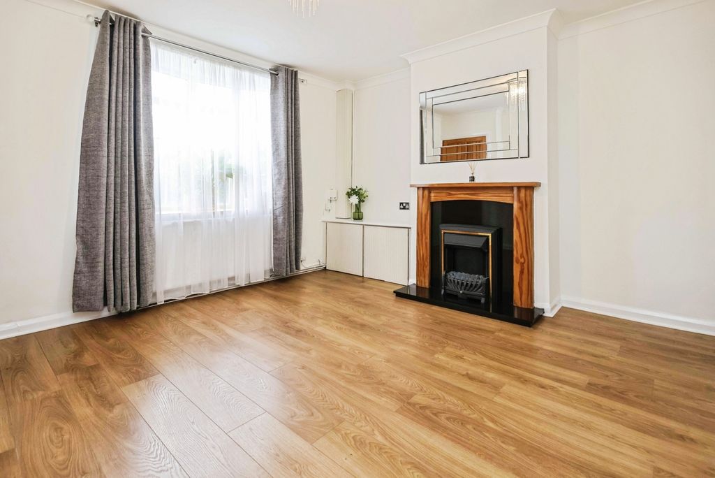 Property photo 3 of 16 Lounge