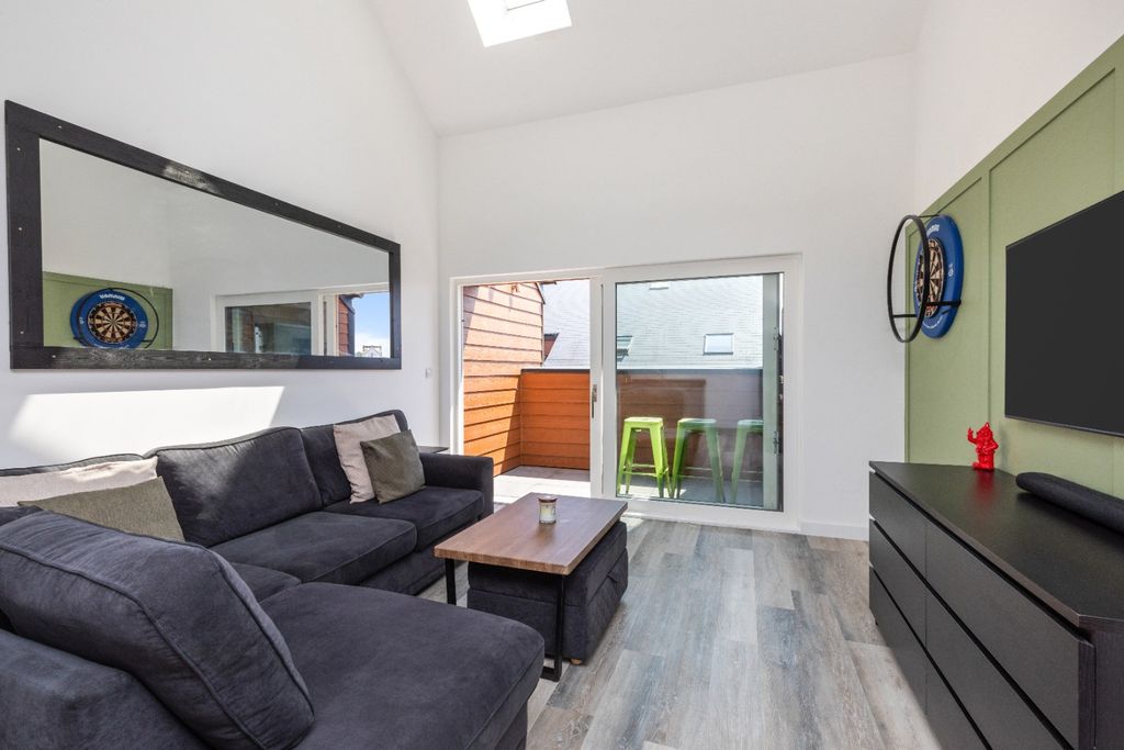 Property photo 3 of 11 4302364