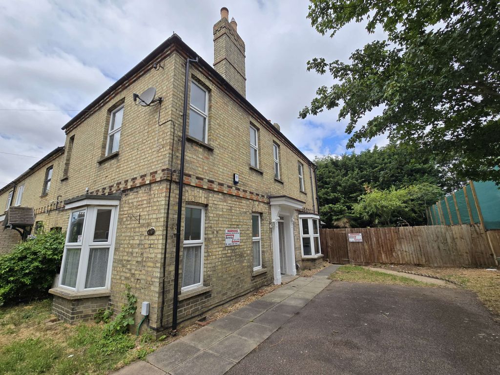 Property photo 1 of 19 Beautiful, Characteristic, End Of Terrace 3 Bed House, With Driveway &amp; Large Garden - Available In The Village Of Sandy!