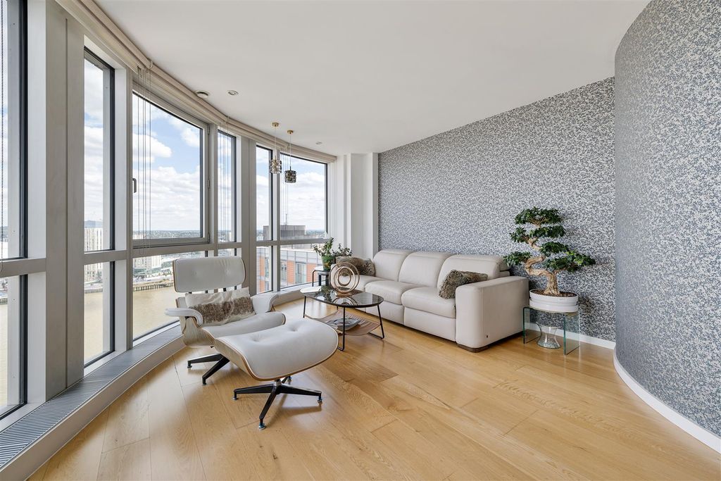 Property photo 2 of 43 Fairmont Avenue, E14
