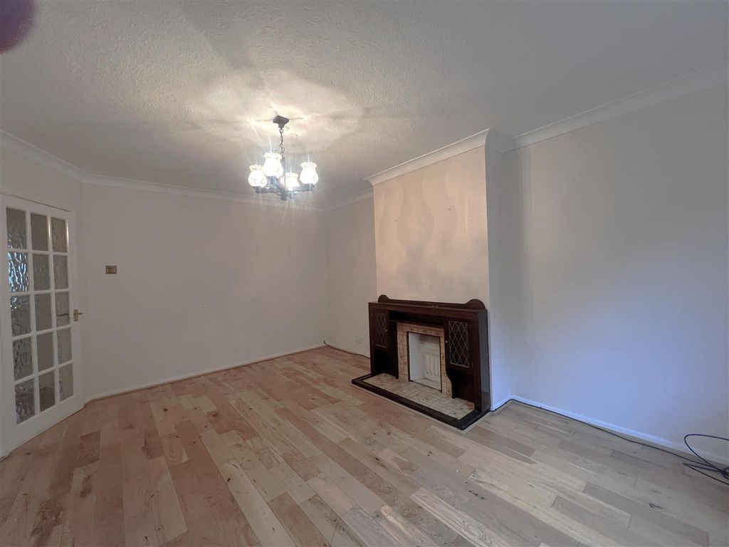 Property photo 3 of 8 Rousebarn Lane - Lounge.Jpg