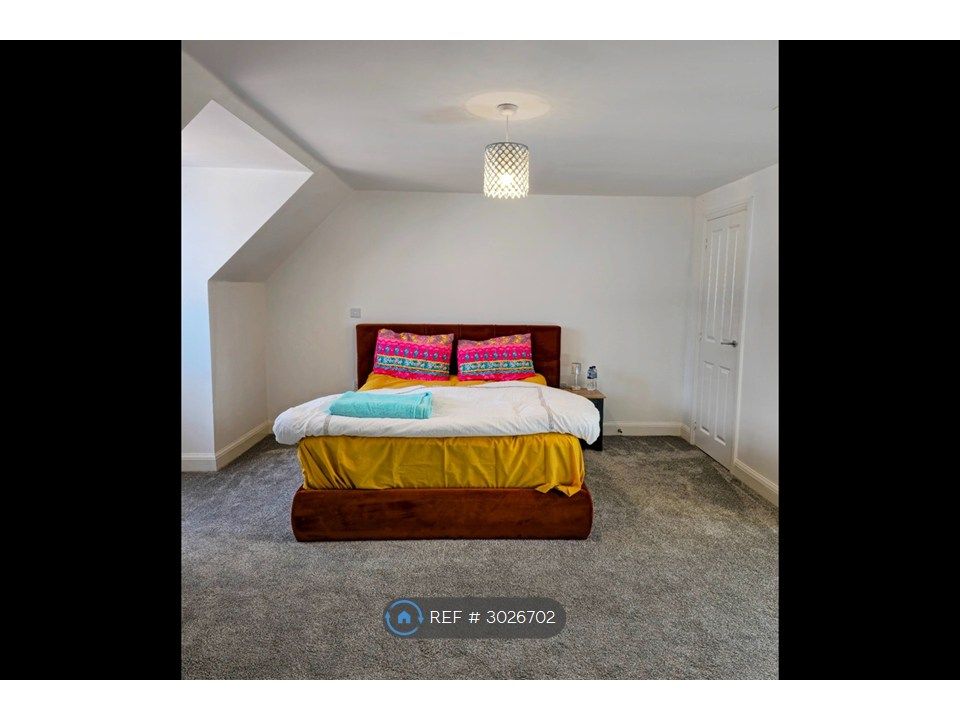 Property photo 1 of 16 Master Bedroom Ensuite