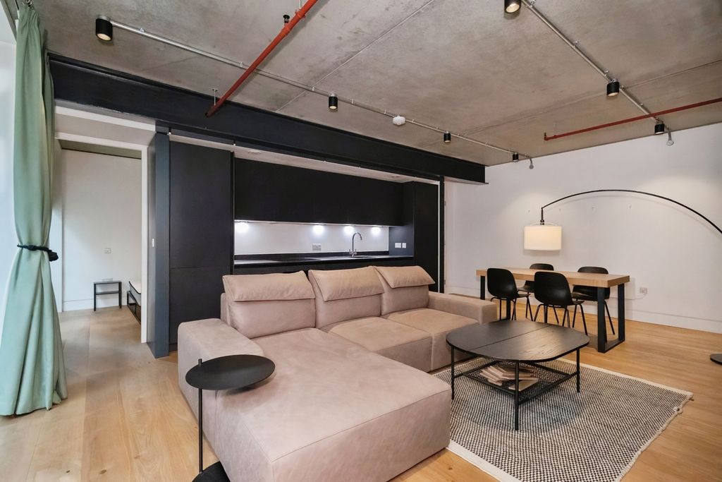 Property photo 3 of 18 Pbox-Img.Jpg