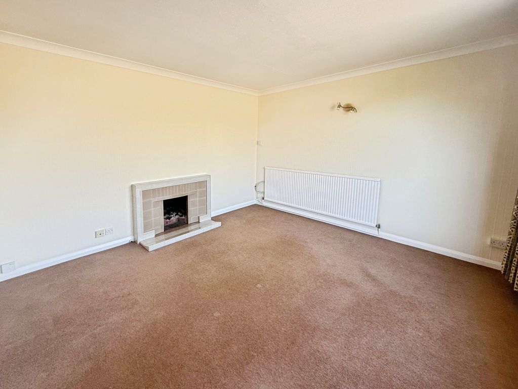 Property photo 3 of 18 Living Room