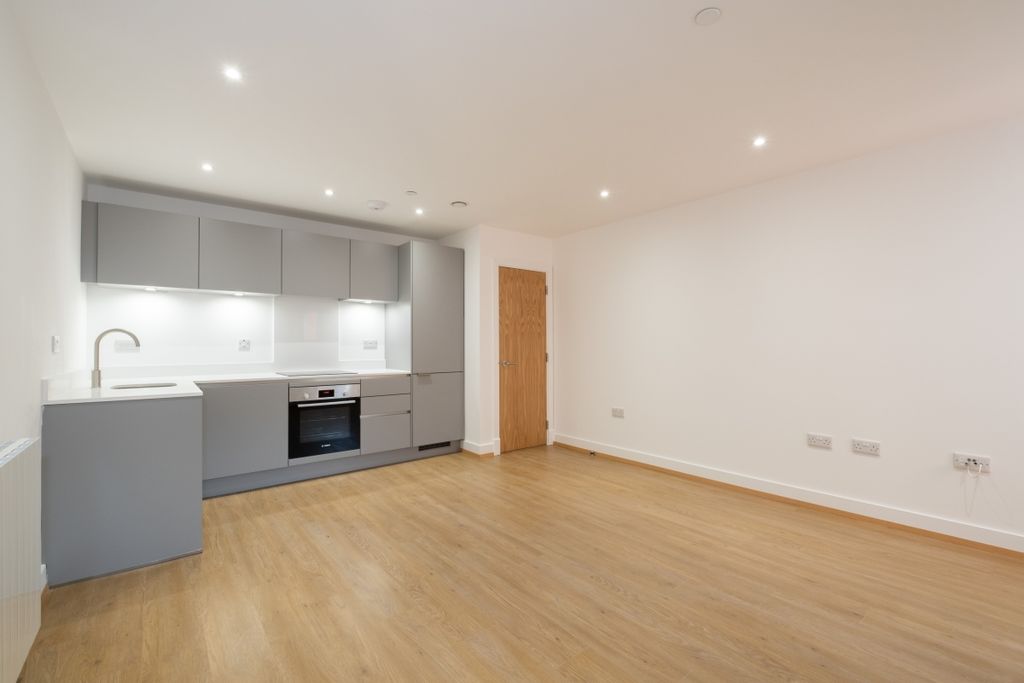 Property photo 3 of 8 95-Whyteleafe-Hou...