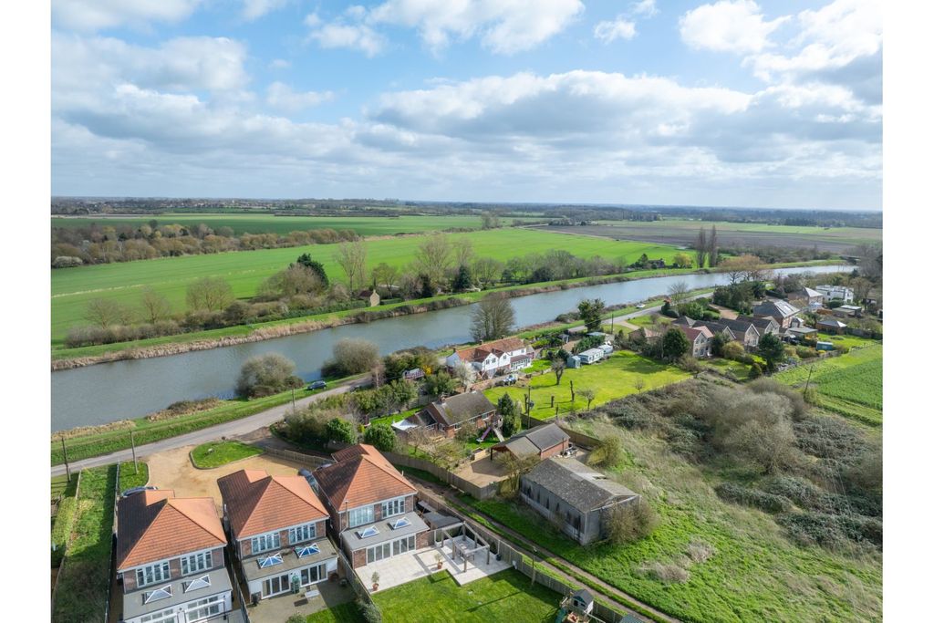 Property photo 2 of 53