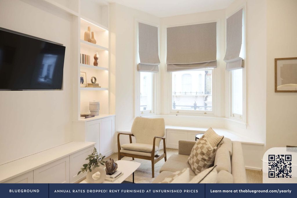 Property photo 3 of 20 Living Room