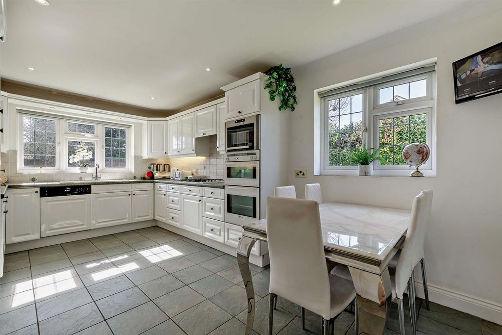Property photo 3 of 24 8640469-Interior09-800.Jpg